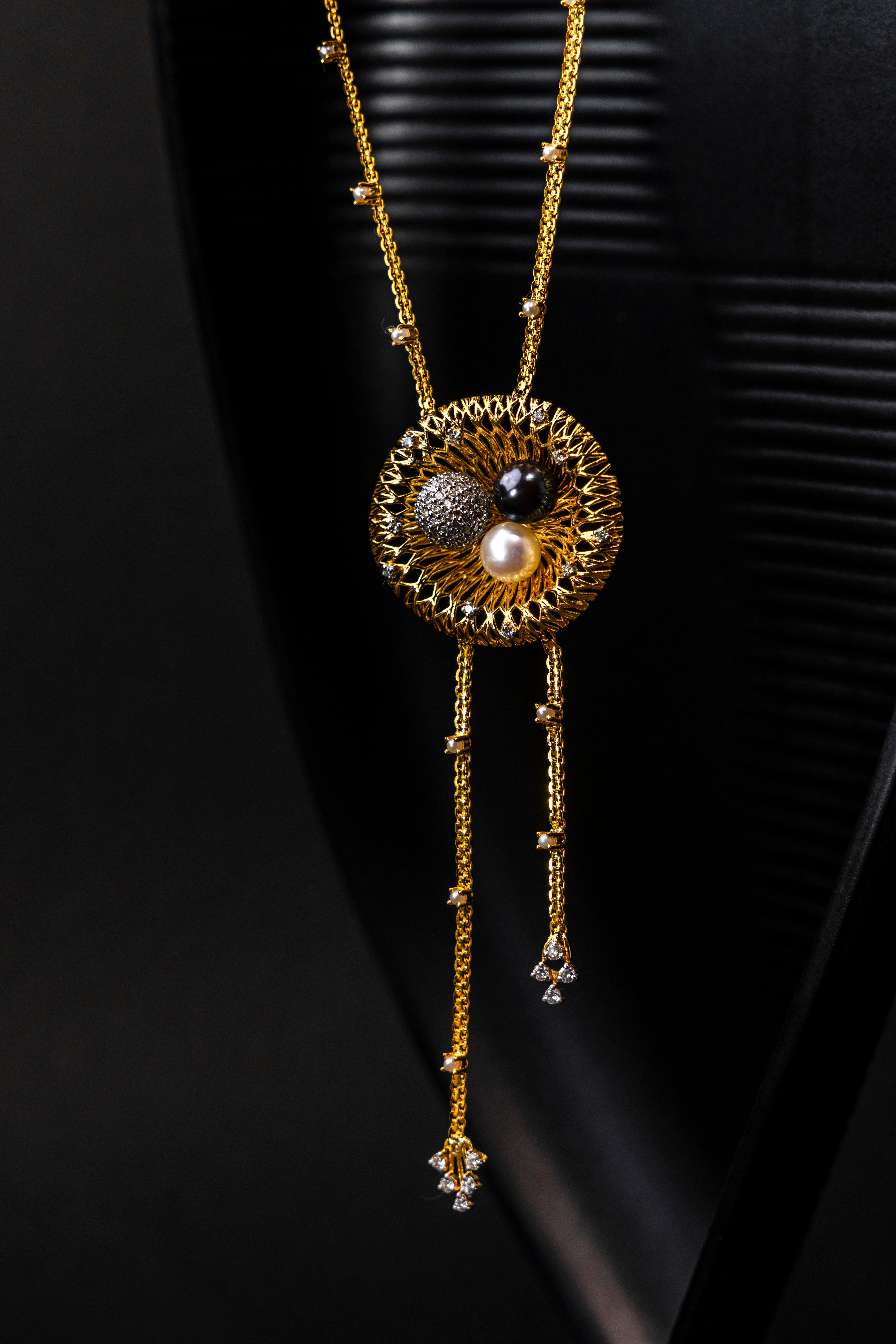 Nestled elegance pendant set