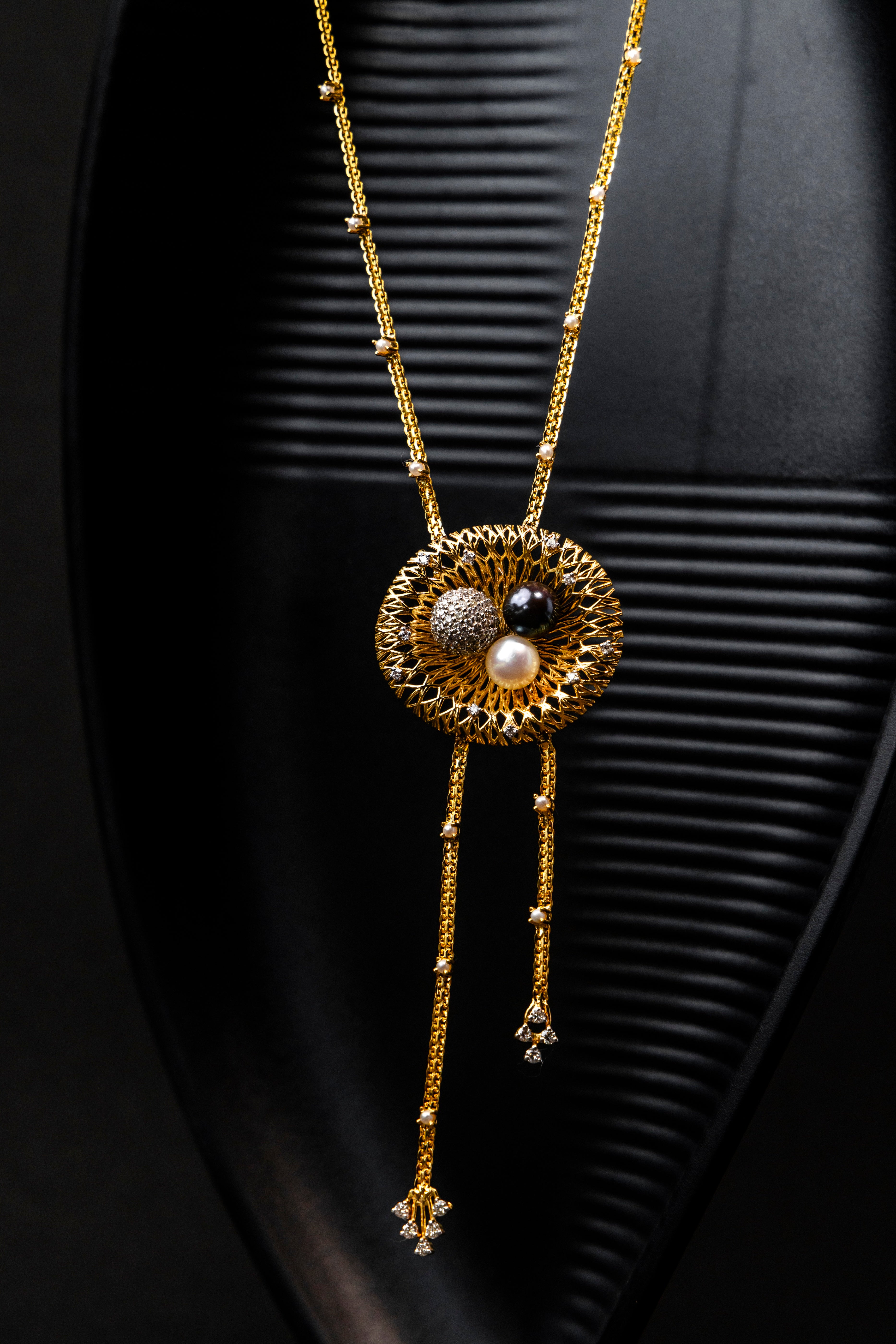 Nestled elegance pendant set